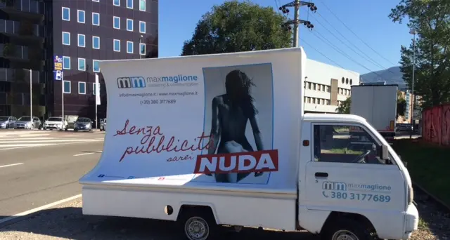 Bolzano: «Pubblicità sessista», ritirato il cartello con la donna nuda