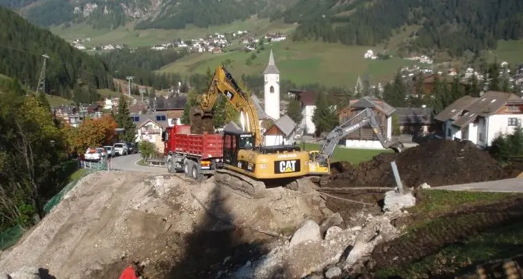 Corvara, con gli sci nel sottopasso