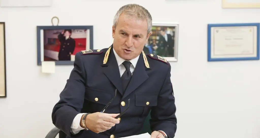 Centrano un ciclista con una mela dal treno in corsa, denunciati 5 ragazzini
