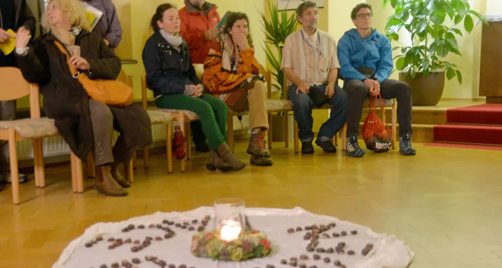Marcia interreligiosa sotto la pioggia nel segno della pace