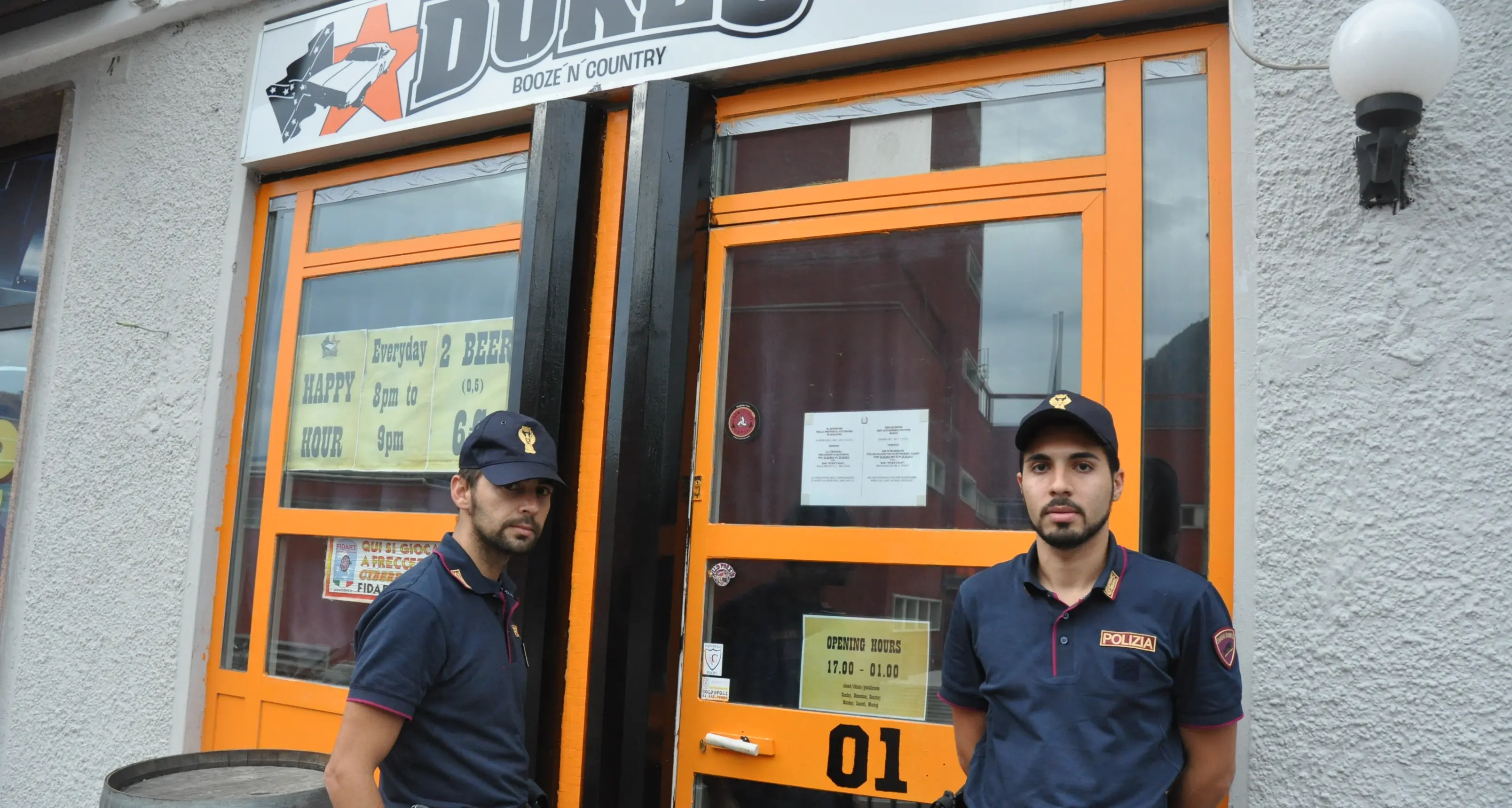 Volano boccali dalla finestra, il Questore chiude il bar Duke's di via Druso