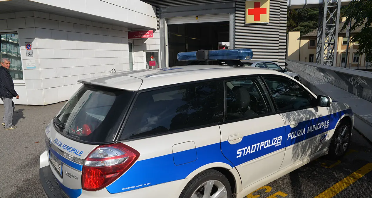 Ubriaco violento, due vigili all'ospedale