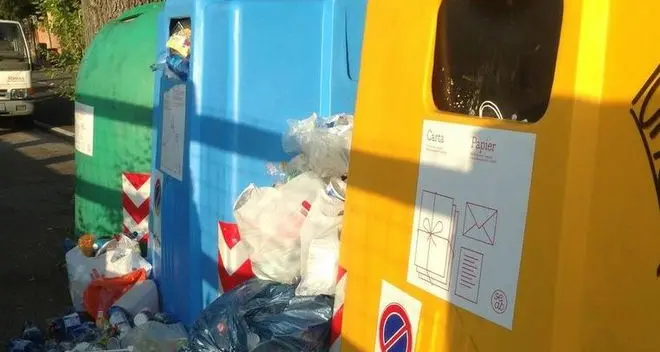 Bidoncini vuoti e immondizia per strada