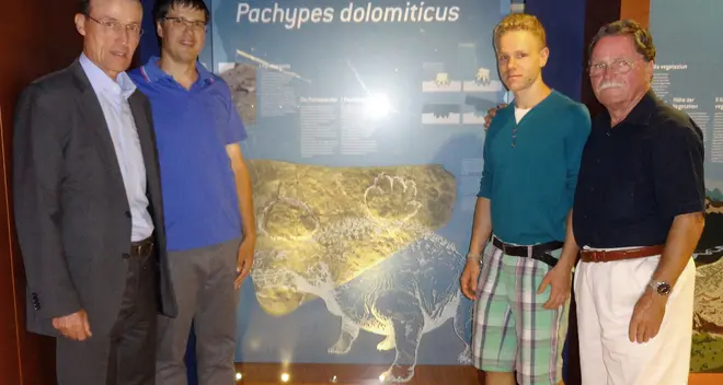 Le impronte di dinosauro esposte a San Cassiano