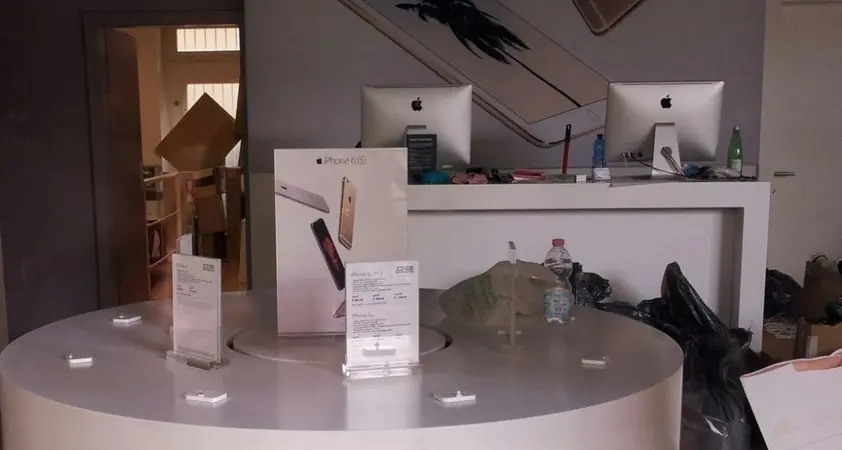 Maxi colpo alla Apple Due i banditi in azione