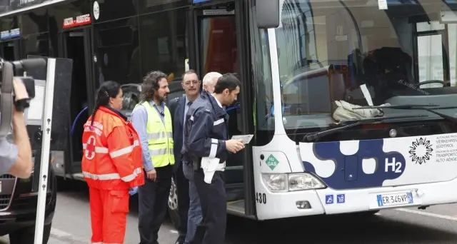 Bolzano: bus ad idrogeno tampona taxi davanti alla stazione, 3 feriti