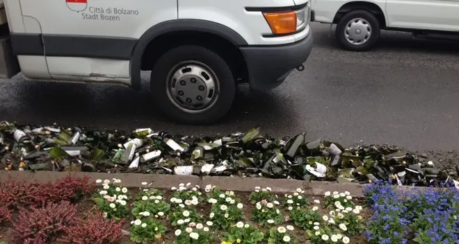 Bolzano: camion perde il carico, in frantumi centinaia di bottiglie di vino