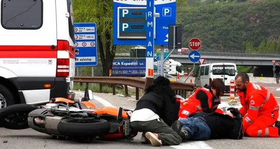 Moto contro auto, il centauro finisce in ospedale