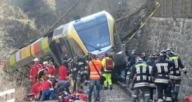 Fiori e lumini per ricordare le vittime del treno
