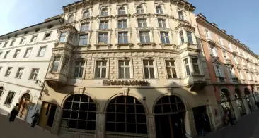 Banca Intesa vende Palazzo Menz