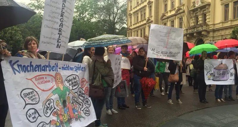 Bolzano, 200 maestre d'asilo in piazza: \"Troppe ore, sezioni strapiene e stipendio da fame\"