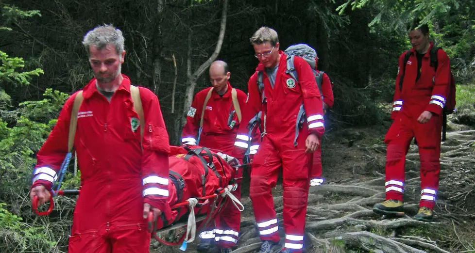 Cade e muore dopo un volo di 60 metri