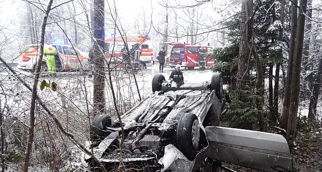 Novacella, auto si ribalta e si schianta tra gli alberi, automobilista incastrato tra le lamiere