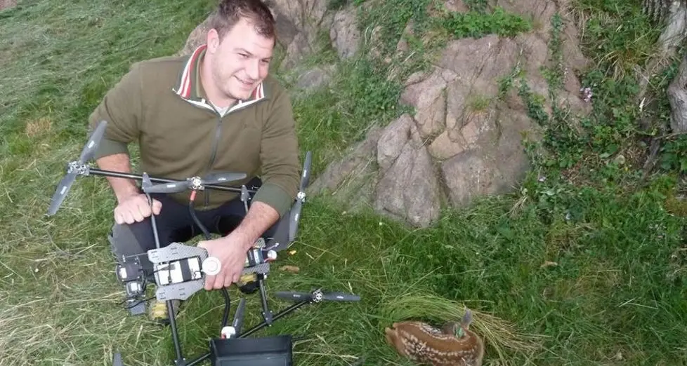 In volo con il drone per salvare i piccoli Bambi