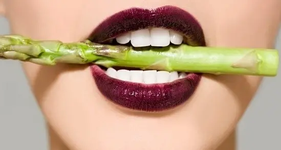 Mese del cibo afrodisiaco con assaggi di lussuria