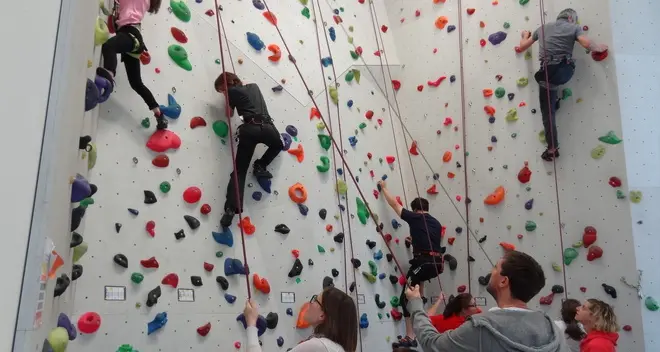 Cade dalla palestra di roccia di Bressanone, è grave
