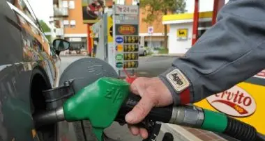 Benzina: cala il prezzo in Italia, ma a Bolzano è record