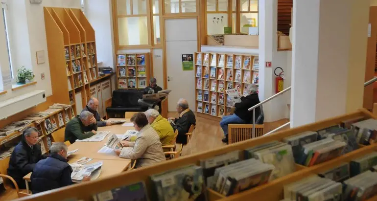 Due consigli in biblioteca: resta la divisione etnica