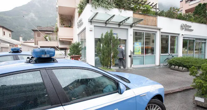 Rapina al Poli di via Claudia Augusta, picchiato il direttore
