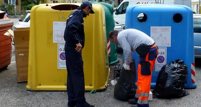 Rifiuti, sacchetti abusivi in centro Seab spedisce centinaia di lettere