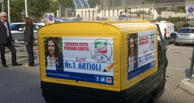 Elezioni provinciali: la Artioli fa la campagna con l’ape