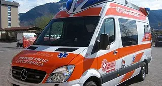 Aldino, motociclista finisce contro un pullman
