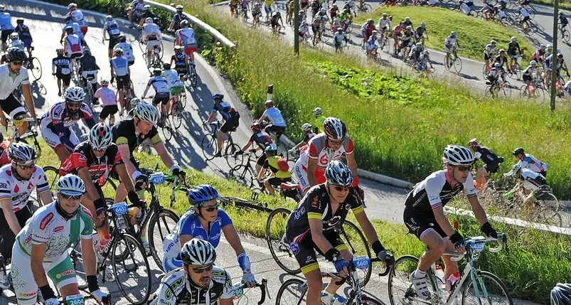In 9 mila pronti a scalare le Dolomiti in bicicletta