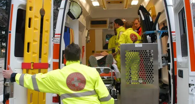 Furibonda lite tra due ragazzini di dodici anni: uno è finito in ospedale
