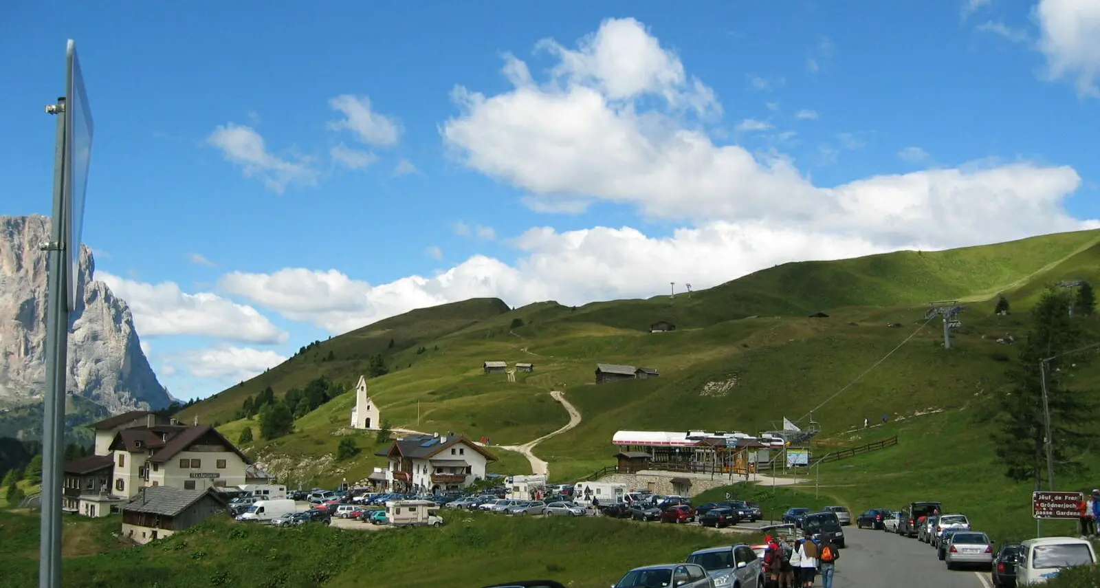 Lo studio Eurac: una valanga di auto sui passi dolomitici, Carezza e Gardena prese d'assalto