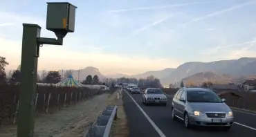 Il prefetto ordina: «Via l'autovelox di Egna»