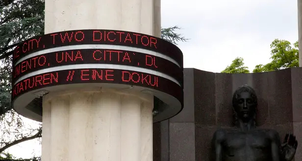 Sgarbi: mi piace quell’anello Operazione pop