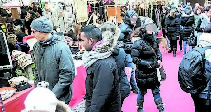 C’è folla al Mercatino artigianale