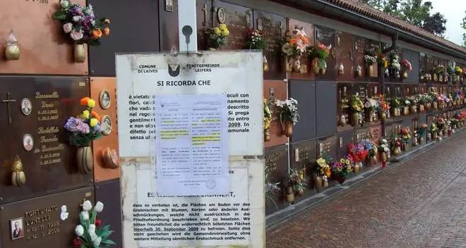 Vietati fiori e candele alla base dei loculi