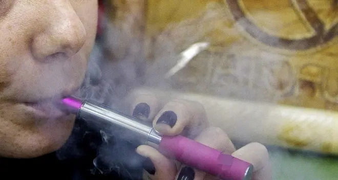 Sigaretta elettronica: non si potrà fumare solo nelle aree scolastiche