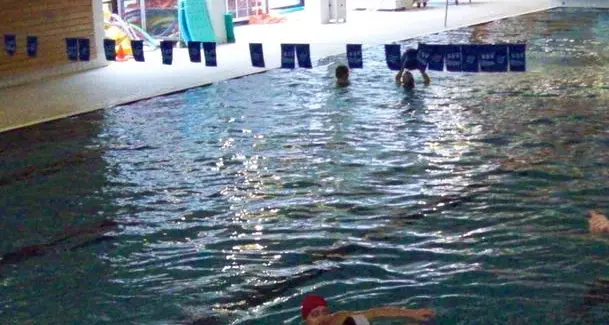 La piscina fa piangere Cloro sotto accusa per bruciori e tosse