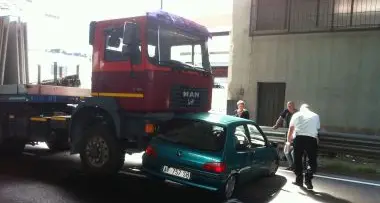 Bolzano: camion contro auto, arginale bloccata