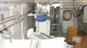 Un interno della lavanderia dopo lo scoppio (Foto De Villa)