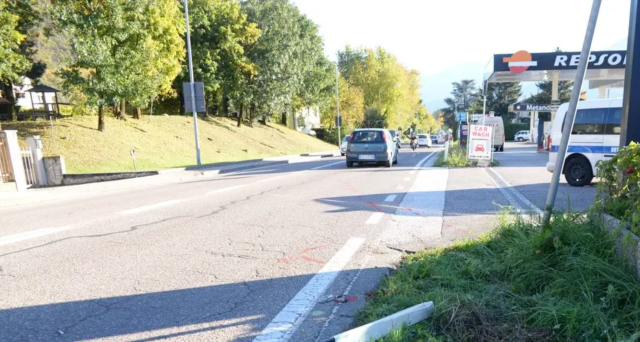 Tampona un’auto, centauro di 53 anni in gravi condizioni