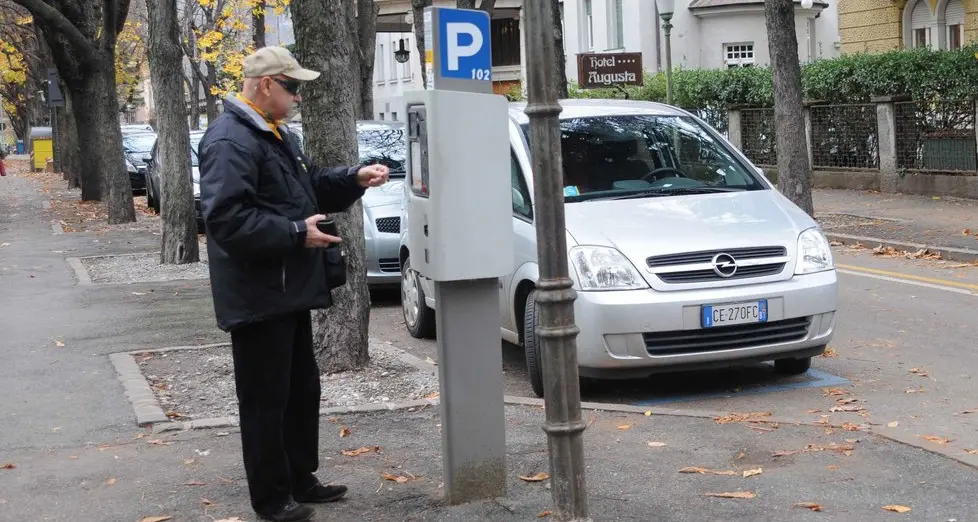 I parcheggi liberi diventano una rarità, dilaga il «bluepark»
