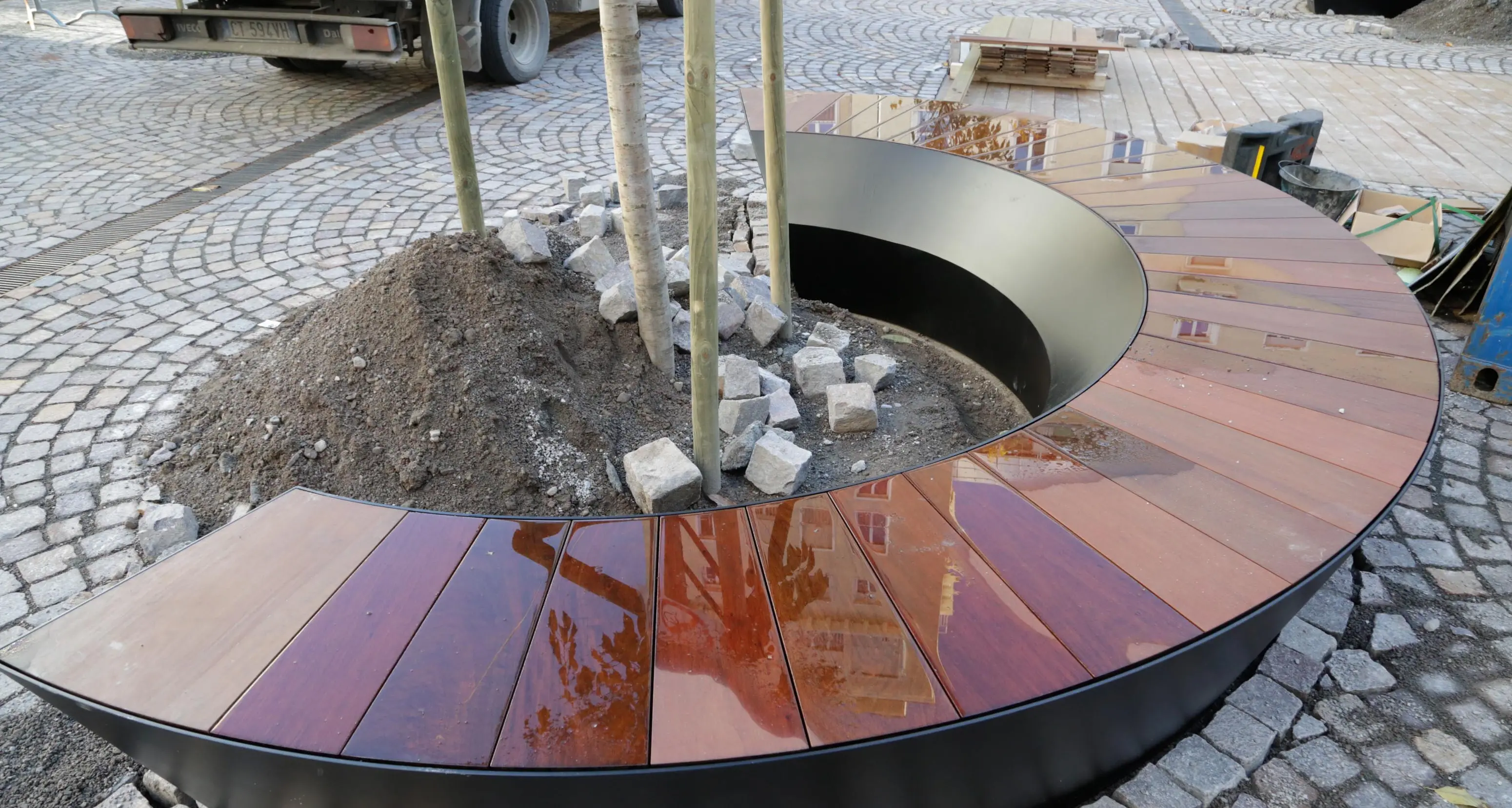 Bolzano, arredi d'oro per piazza Università