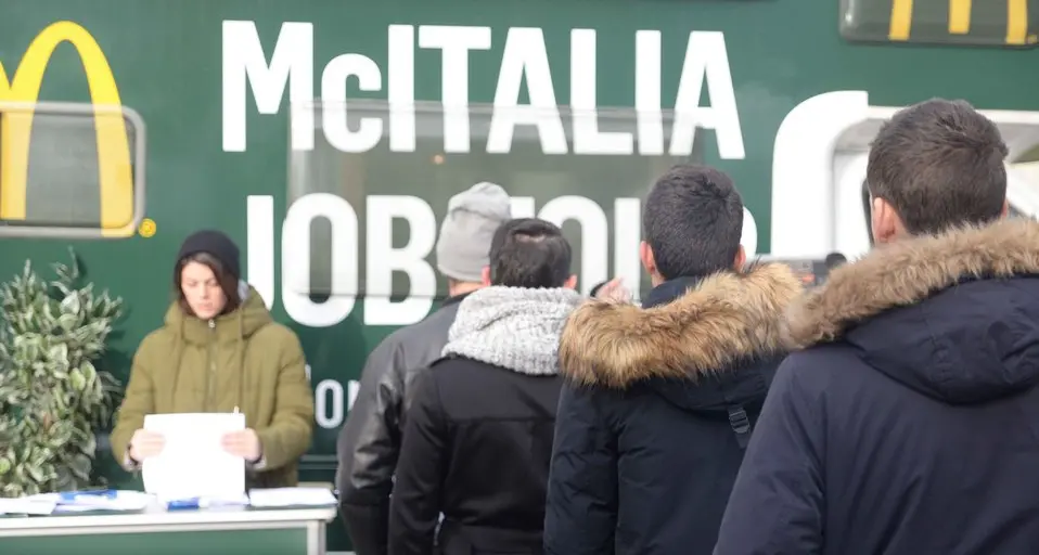 In coda da McDonald’s per 35 posti di lavoro