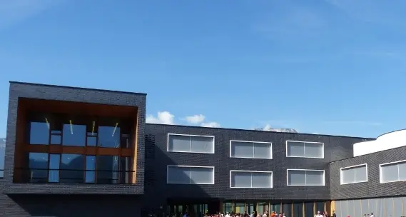 Un mercato nella nuova piazza a Firmian