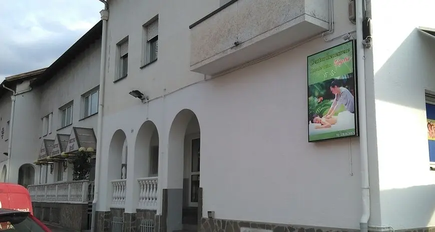 Patteggia il gestore del centro massaggi a luci rosse