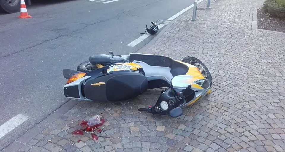 Rablà, auto contro scooter: un ferito