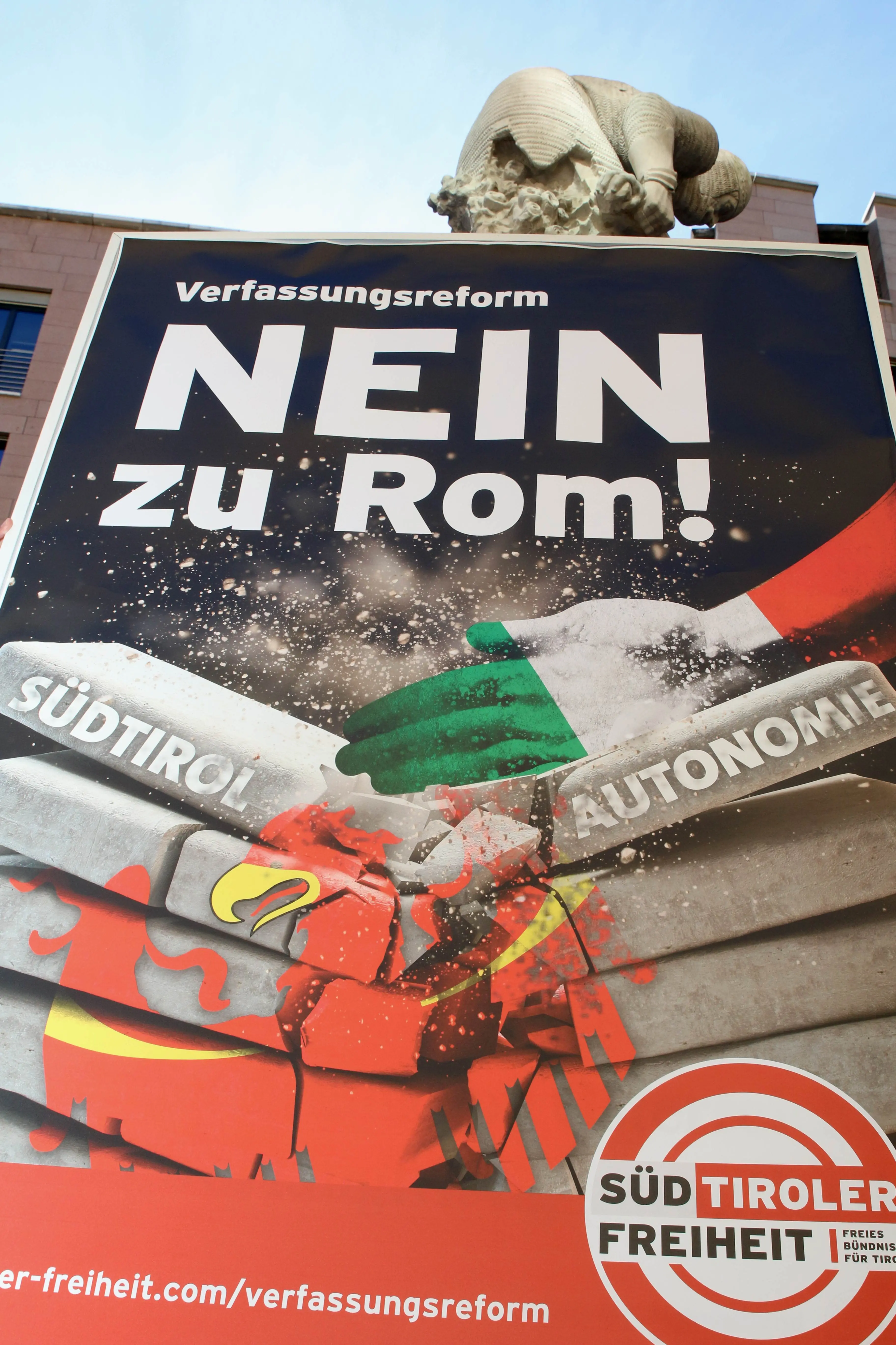 Bolzano, provocazione con il tricolore che distrugge l'autonomia dei secessionisti di Stf