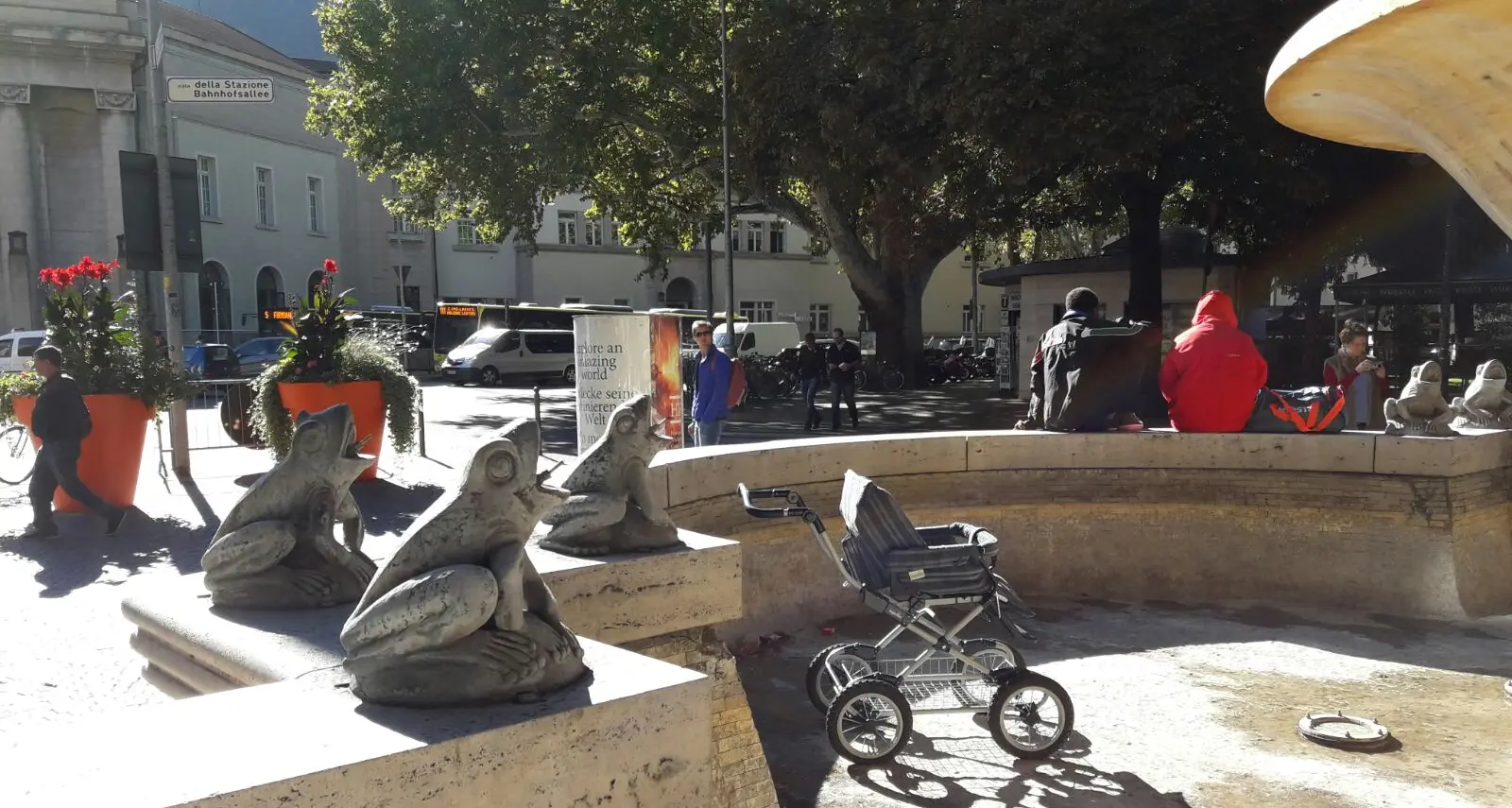 Bolzano, la Fontana delle Rane come un bidone: buttato un passeggino