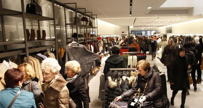 I sindacati: a Bolzano commesse precettate per Pasqua dalle grandi catene