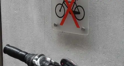 I vigili: non valgono i divieti di parcheggio per le biciclette