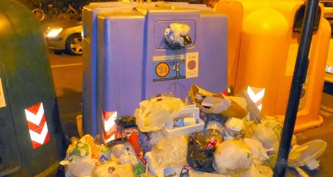 Plastica, altre 70 campane e contenitori interrati