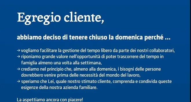 L’Unione tappezza la città di adesivi e cartelli: no alle aperture domenicali